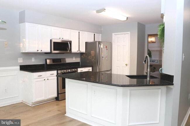 Building Photo - 46740 Graham Cove Square