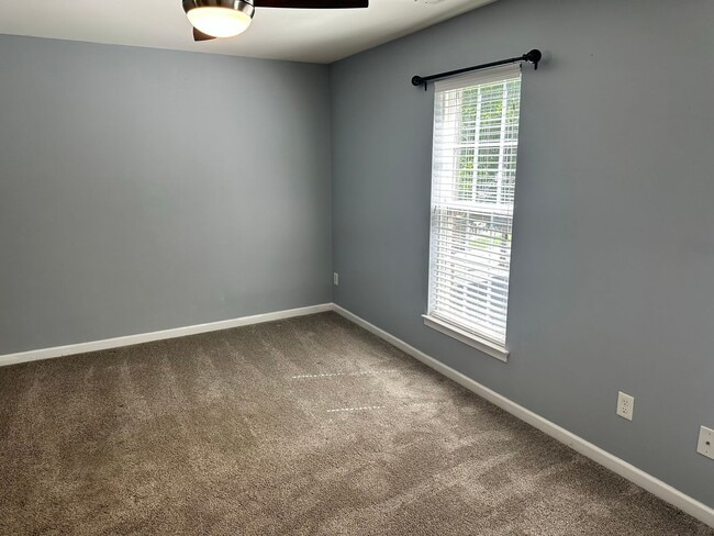 Building Photo - Amazing Three Bedroom Townhome in Southend!