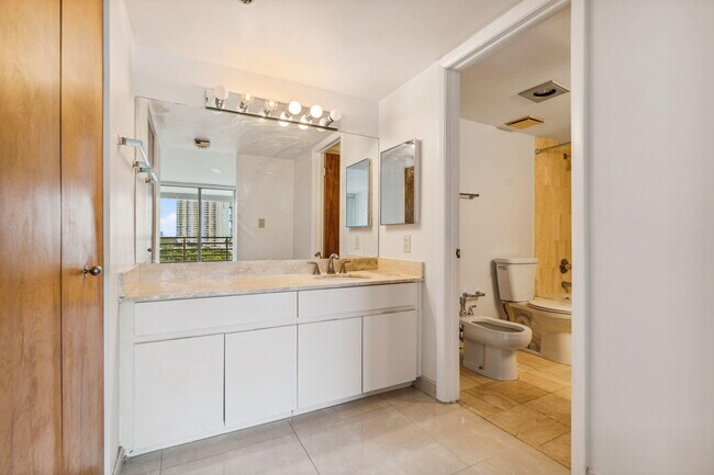 Building Photo - 2025 Brickell Ave