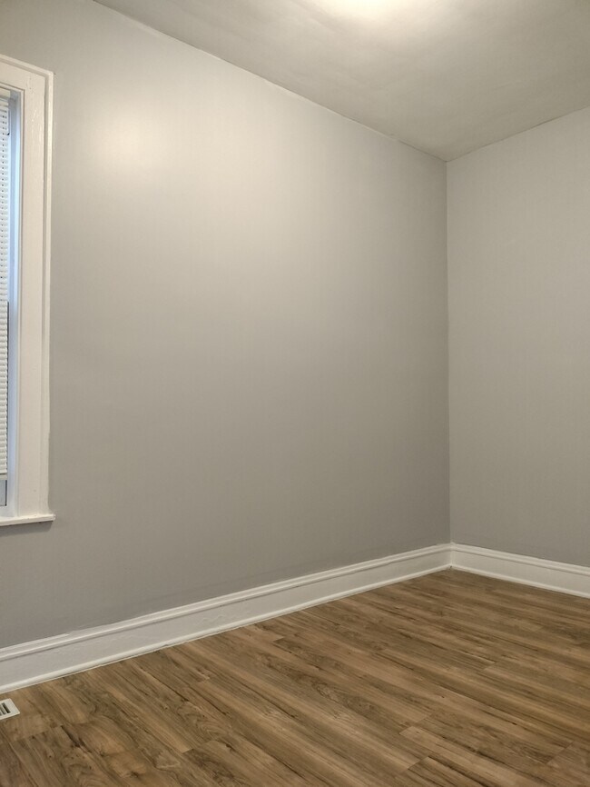 Building Photo - 705 E 92nd St