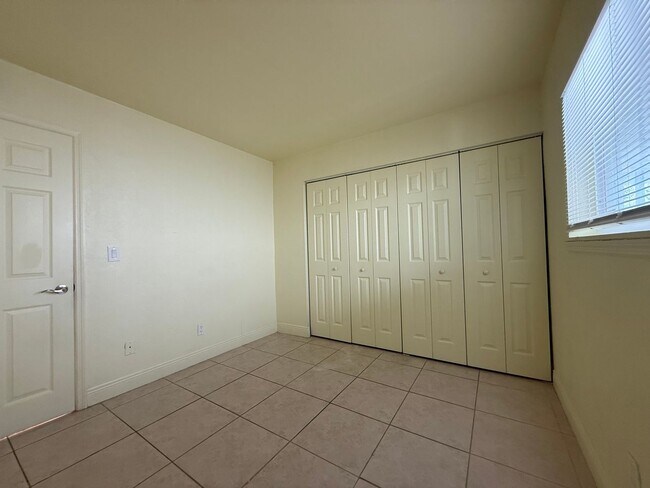 Building Photo - 900 S Peninsula Dr