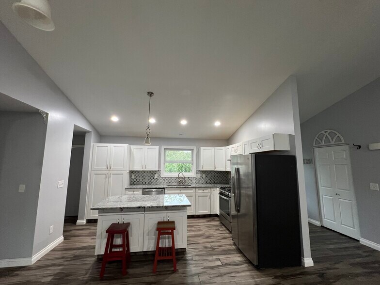 Building Photo - 6126 Jeffrey Pl