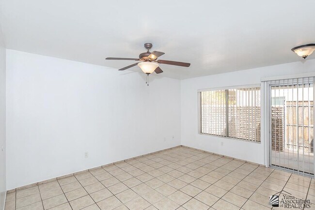 Building Photo - 1931 Paris Ct