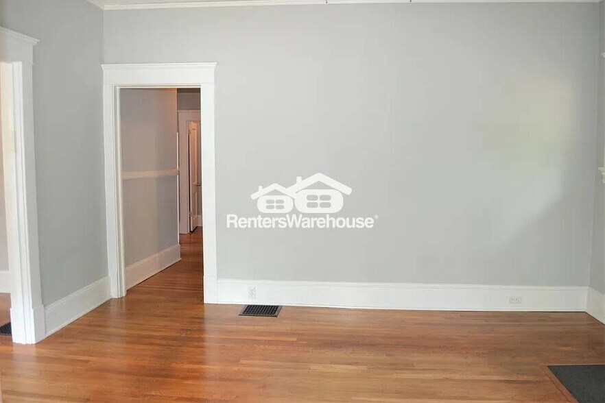 Building Photo - 142 Mobile Ave NE