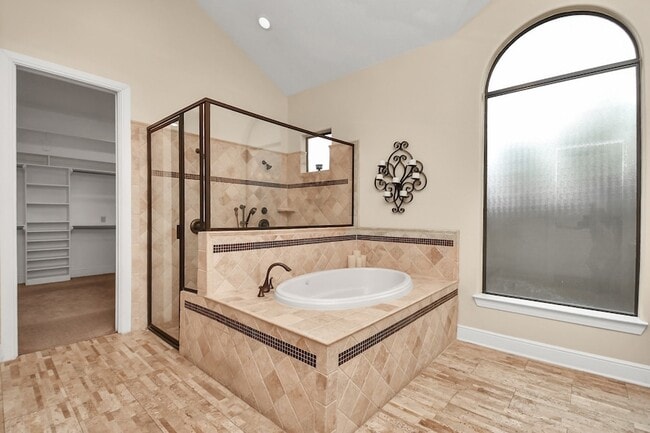 Building Photo - 1611 Lynnview Dr