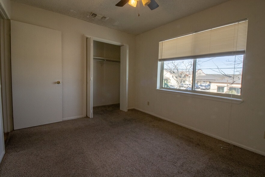 Building Photo - 611 Peterson Dr