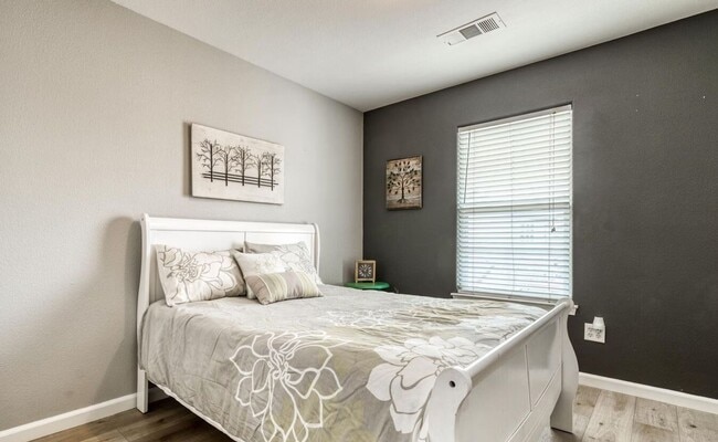 Building Photo - Beautiful 3 Bedroom / 2.5 Bath Two Story Home