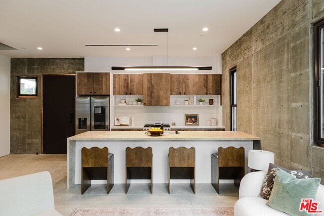 Building Photo - 2855 S Sycamore Ave