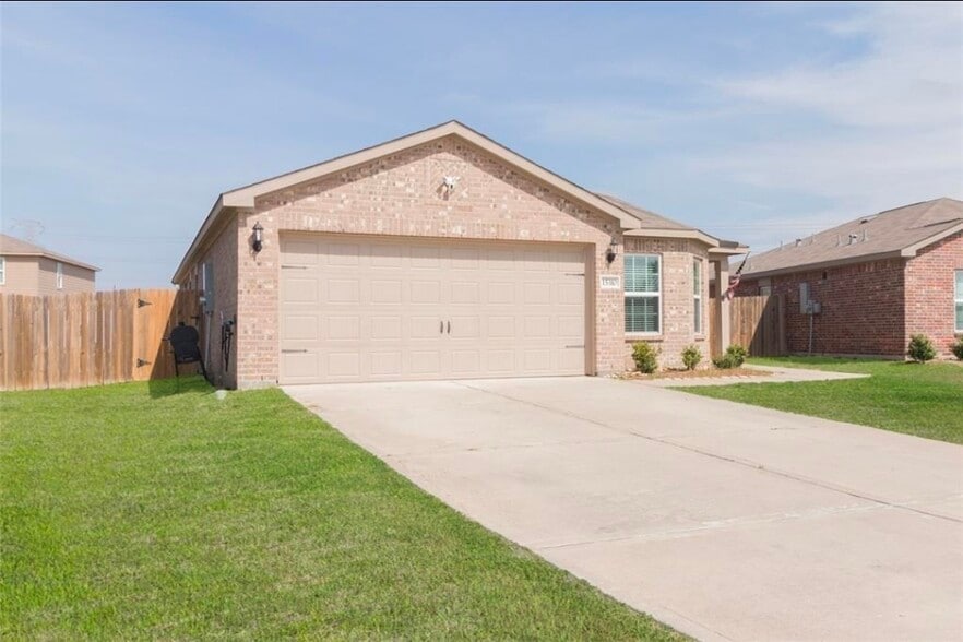 Building Photo - 15310 Albert Oak Dr