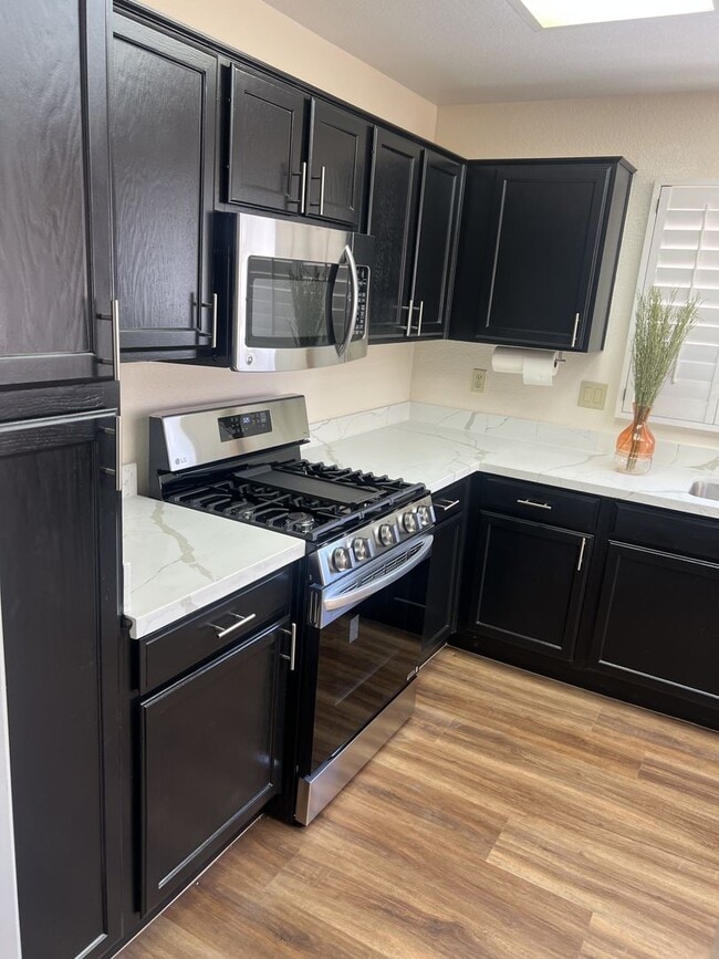 Building Photo - Beautifully Updated 2 Bedroom, 2 Bathroom ...