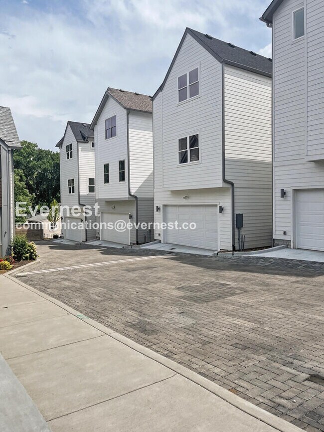 Building Photo - 121 Lucile St