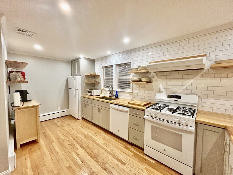 Kitchen - 36 Foxhill Ave