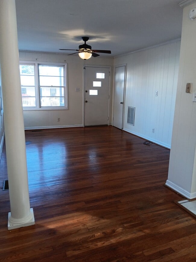 Building Photo - 3 BR Belmont Home with Fenced in Yard!