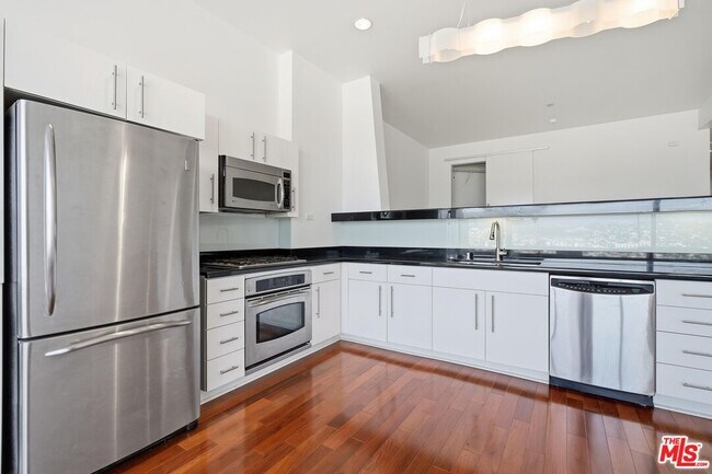 Building Photo - 1100 Wilshire Blvd