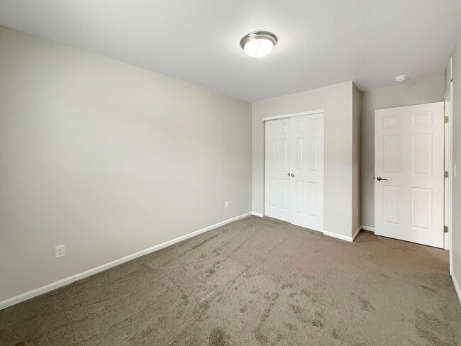 Building Photo - $0 DEPOSIT OPTION. BRIGHT AND SPACIOUS 3-B...