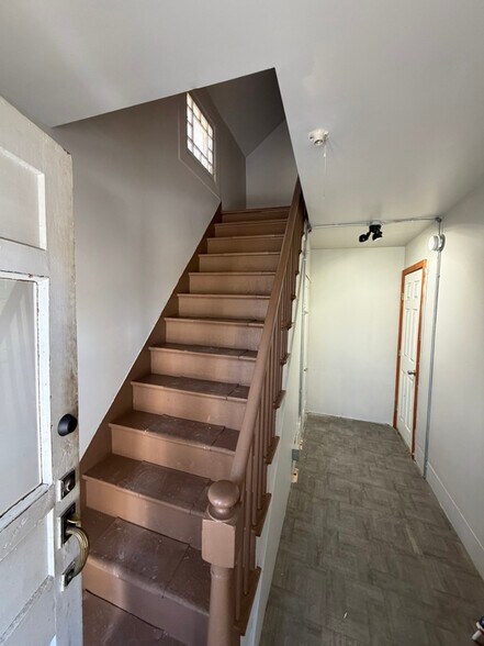 Building Photo - 19 Russell St