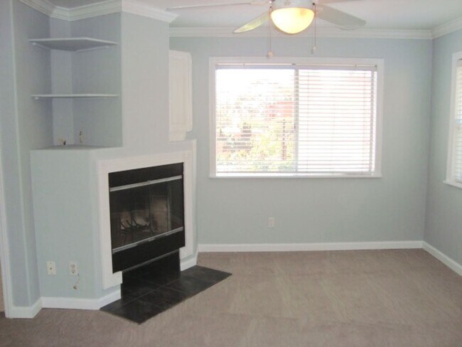 Building Photo - STUNNING TOWNHOME 2 BED 2.5 BATH 2 CAR GARAGE NORTH PARK/HILLCRES