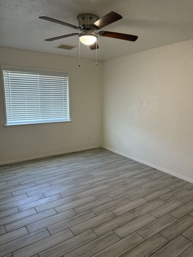 Building Photo - Horse Property 3 bedroom, 2 Bath