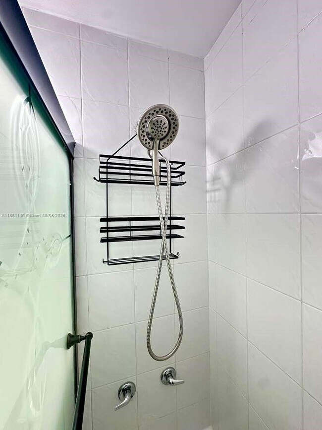 Building Photo - 935 SW 11th Ave