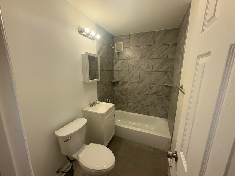 Building Photo - 702-704-704 Fifth Ave