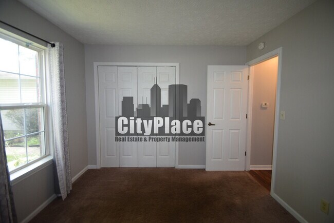Building Photo - 525 E Pine Ridge Dr