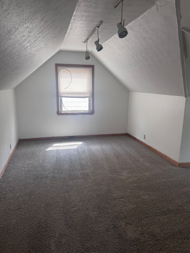 Building Photo - 3 bed 1 bath