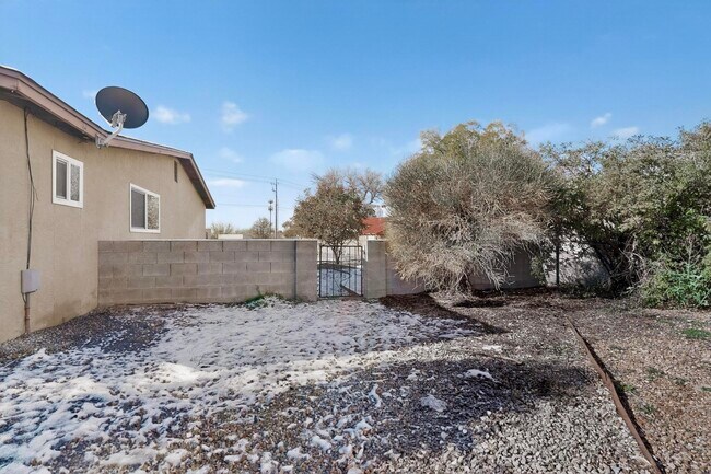 Building Photo - 6500 Martin Ct NE