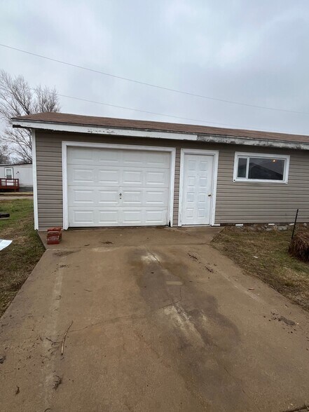 Building Photo - 2156 N Weaver Rd