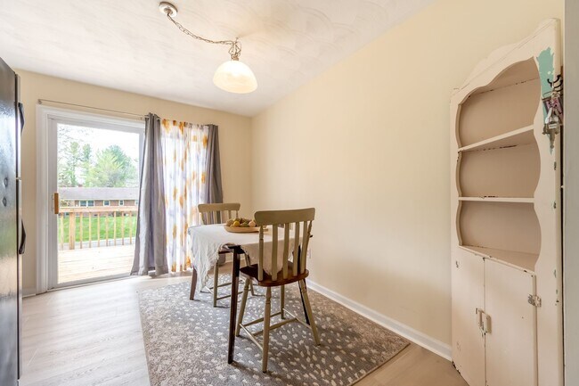 Building Photo - Spacious Ranch Close to Campus
