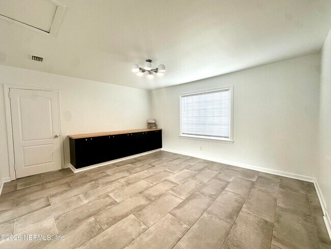 Building Photo - 5951 Clifton Ave