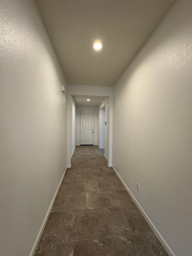 Building Photo - Move-in Ready Clovis Gem!
