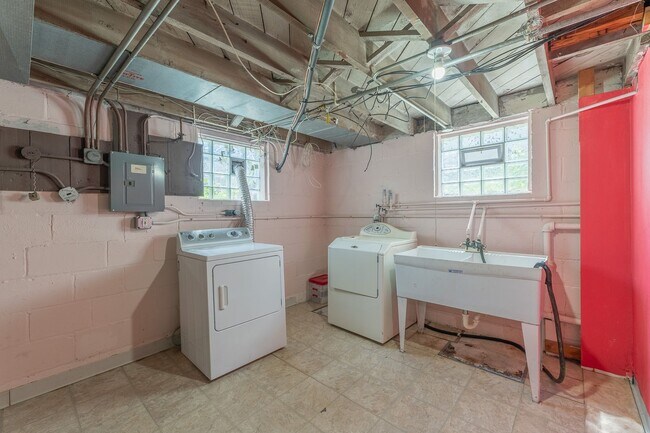 Building Photo - 2 Bed Home in the Heart of Whitefish Bay