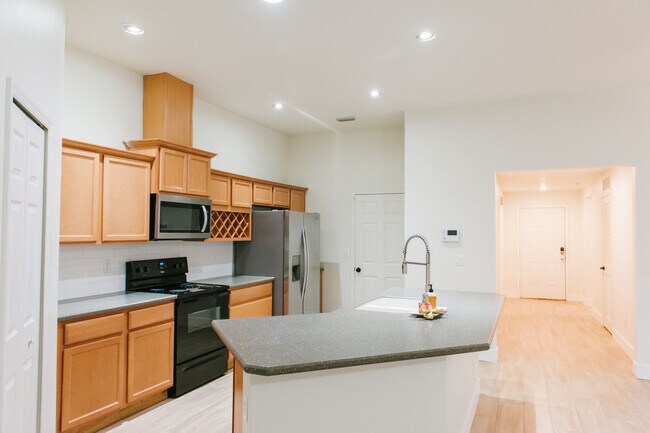 Building Photo - 208 Grande Lake Dr