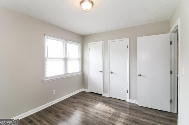 Building Photo - 307 Hamilton Glenn