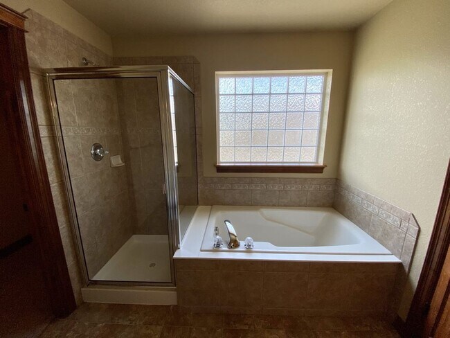 Building Photo - Spacious 4 bed 3.5 Bath in Maple Hill!