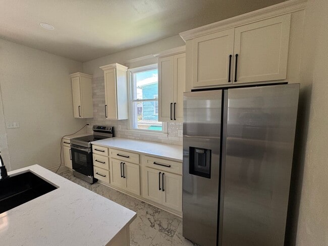 Building Photo - Updated 3-Bedroom, 2-Bath with all new app...