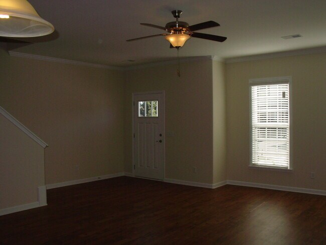 Building Photo - 104 Ventura Pl