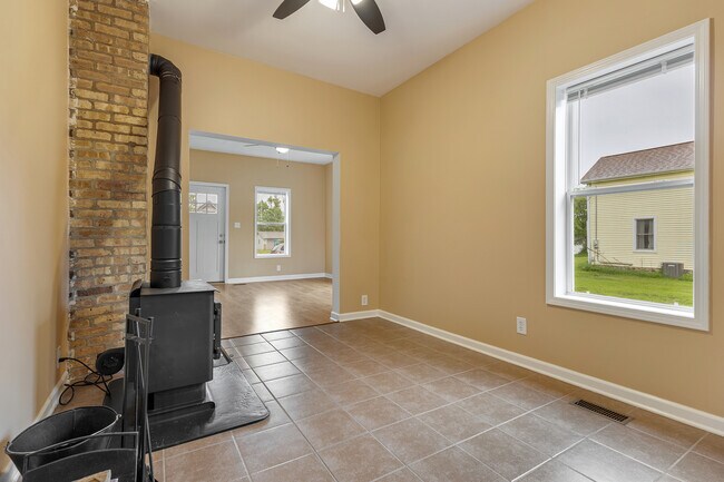 Building Photo - 11611 Maple Ave