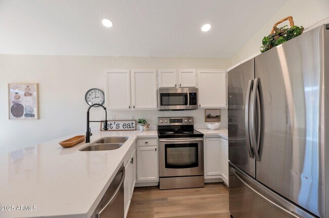 Building Photo - 829 N Bluejay Dr