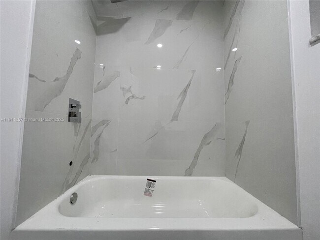 Building Photo - 5810 NW 27th Ct