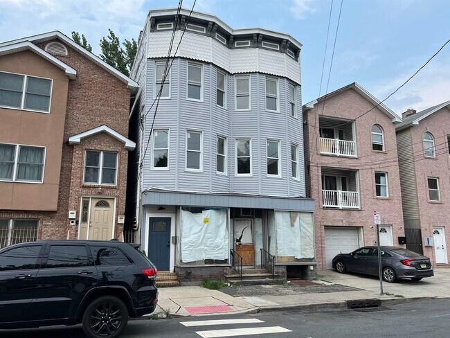 Building Photo - 64 Logan Ave