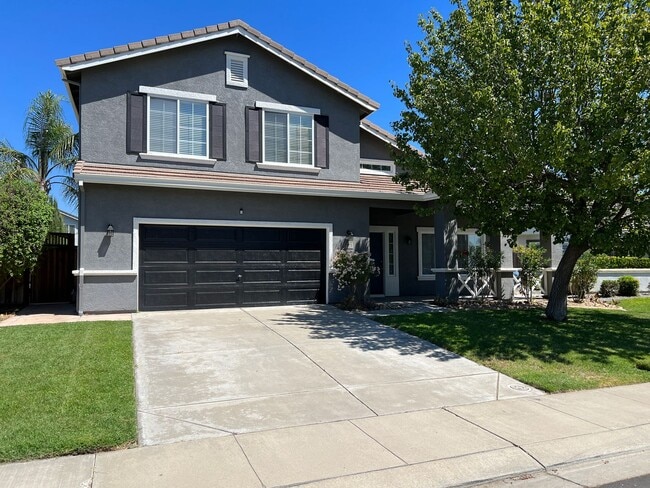 Primary Photo - Large 4 bedroom located on a well maintained court!