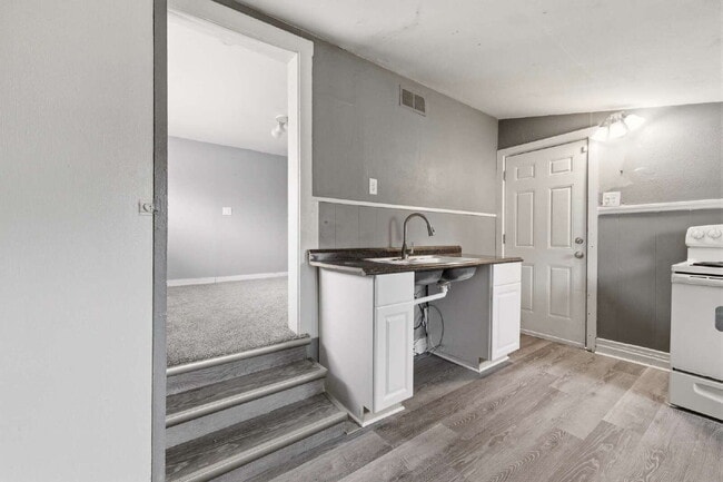 Building Photo - 1 Bed 1 Bath with TWO Bonus Rooms in Delmar Parkway!