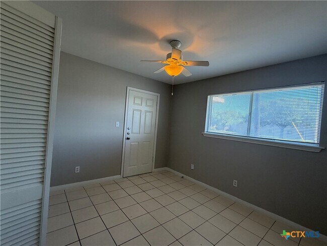 Building Photo - 111 Lancelot St