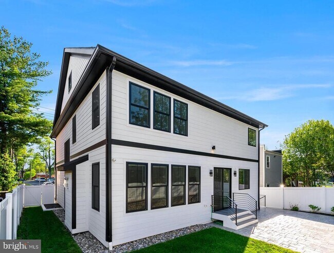 Building Photo - 4626 Brooks St NE