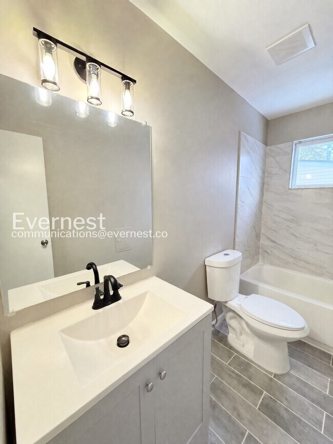 Building Photo - 3 Bed, 1 Bath Home with Modern Amenities  / Pet-Friendly / Vouchers Accepted / Available Now!