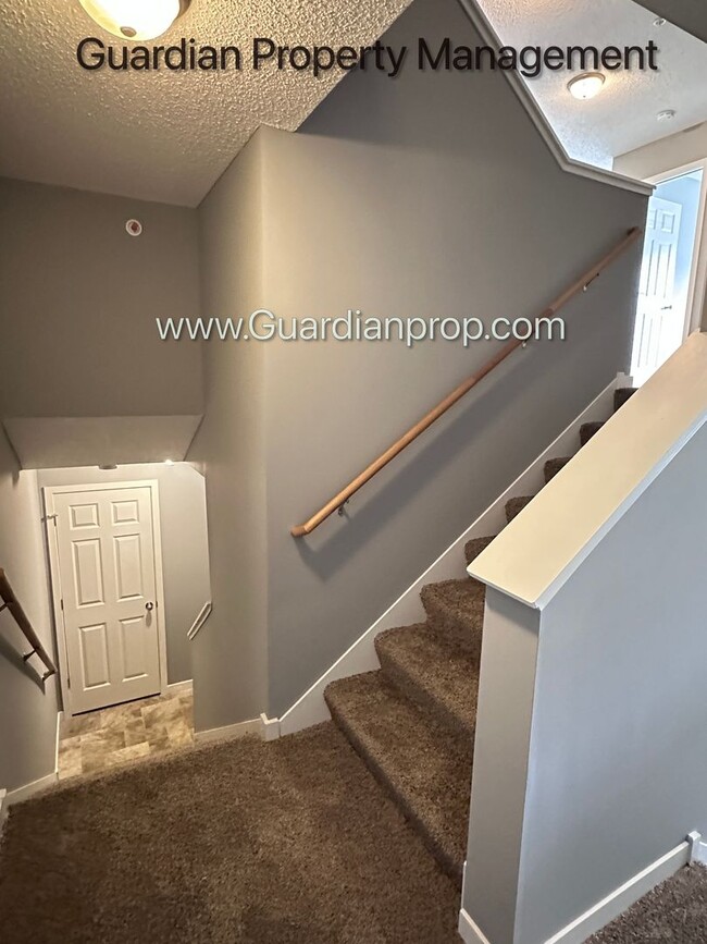 Building Photo - Champlin Town Home, 2 Car Garage, Dishwasher, Washer/Dryer, Balcony, May/June Move in Dates