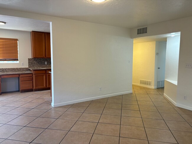 Building Photo - Central 3 Bedroom