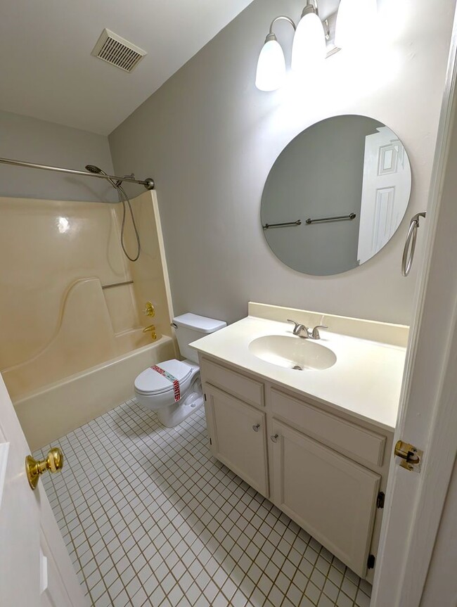 Building Photo - Beautiful 2 story, 4 bed, 2.5 bath Home Located in the Davis Lake Community!