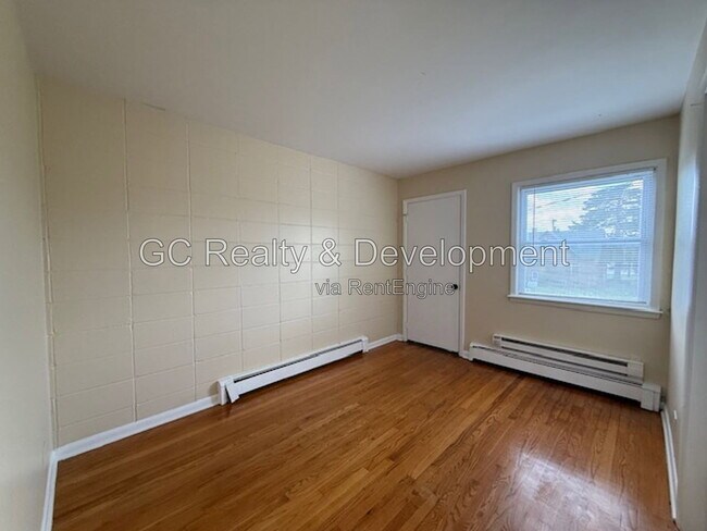 Building Photo - 245 Uteg St